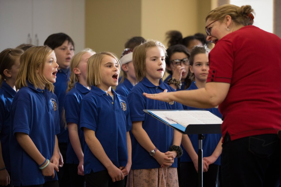 Members of the Ecole Olds Elementary School choir perform Christmas carols at the Mount View Lodge on Dec. 6. Noel West/MVP Staff