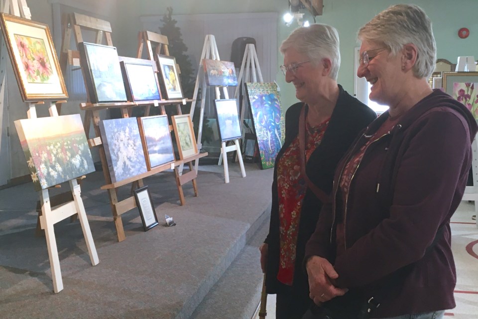 Carolyn Jameson, left, and her sister Verna Smith came out from Rocky Mountain House on Saturday to see the Sundre Creative Arts group’s show and sale. Since they were already in town, they were in no rush to return home and planned to make an afternoon trip of the visit including finding a local restaurant for a bite.
Simon Ducatel/MVP Staff