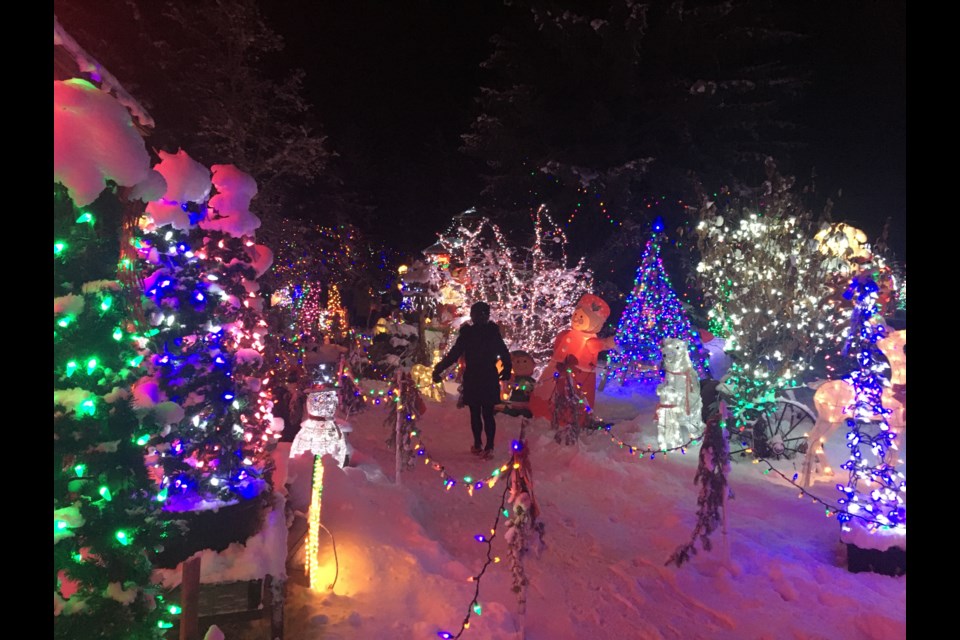 The colourfully festive seasonal display of Christmas lights and decorations that adorn the acreage of Jackie and Al Forbes just west of Sundre along Highway 584 never disappoints.
Simon Ducatel/MVP Staff