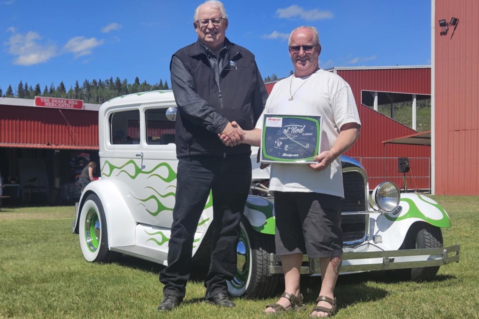 Sundre mayor Richard Warnock presented on June 29 the mayor’s choice award at the West Country Cruisers' sixth annual show and shine to Tom Reed, who brought out his 1929 Ford Model A.
Photo courtesy of West Country Cruisers