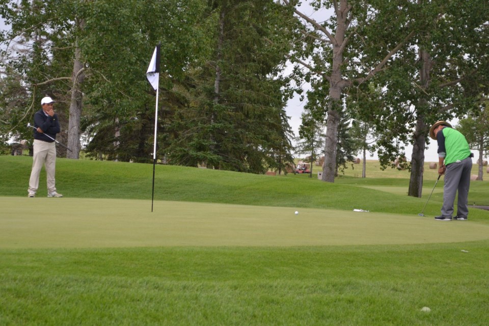 mvtSr men's golf tourney Oh putts on 18