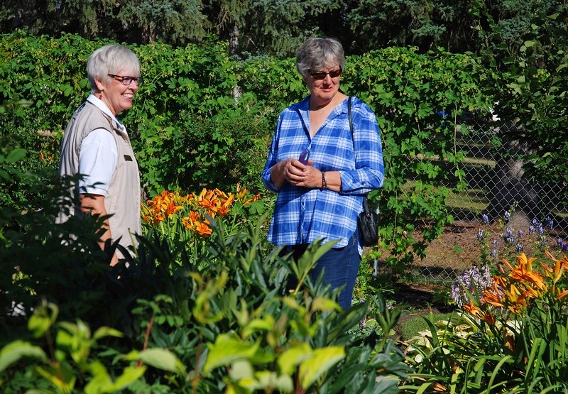 TRUE SENSE OF COMMUNITY — Communities in Bloom (CiB) judges Berta Briggs, left, and Maureen Sexsmith-West, right, enjoy the opportunity to check out the Sundre Community