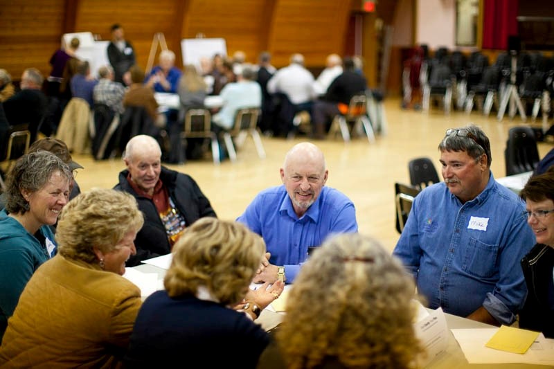 Div. 4 Coun. Bruce Beattie serves as facilitator during Cremona roundtable workshop.