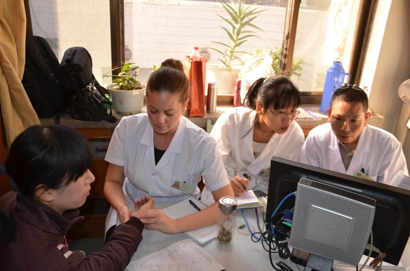 Devonne Nafziger examines a young patient&#8217;s hand.