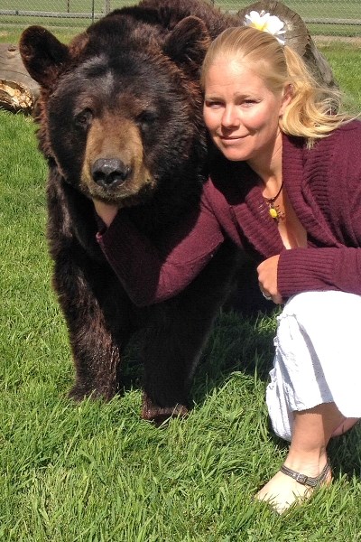 Serena Bos, head zookeeper at Discovery Wildlife Park, with the beloved &#8216;gentle giant&#8217; Keno, who passed away on June 20 at the age of 20.