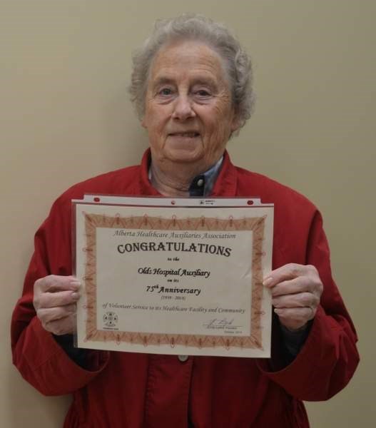 Olds Hospital Auxiliary president Leola McBeath shows the certificate the auxiliary received from the Alberta Healthcare Auxliaries Association marking the local