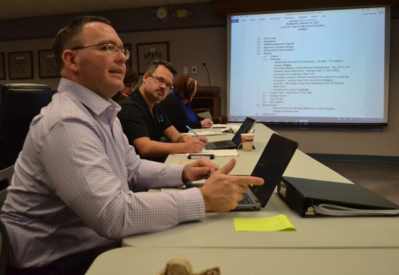 Chief operating officer Doug Wagstaff discusses the water situation with Uptowne Olds committee members.