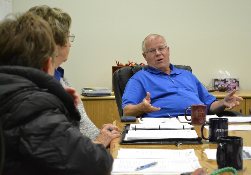 Bowden Mayor Robb Stuart fears there are likely more dogs than dog licences in the town. Here, he discusses the matter with councillors (from left, foreground) Sandy Gamble