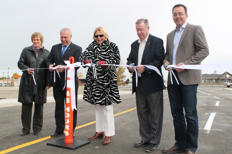 From left: Colleen Butler, chair of the Chinook&#8217;s Edge School Division board of trustees, Alberta Minister of International and Intergovernmental Relations Cal Dallas,