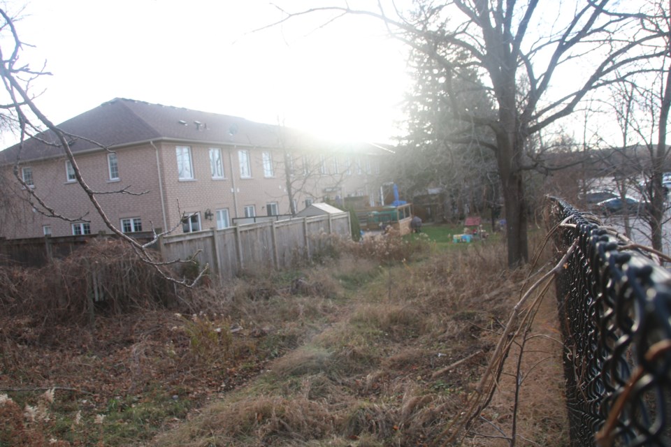 The small stretch of land behind some townhouses where the Town of Newmarket had been proposing to build a walking path to Yonge Street. Alan Hale/Newmarkettoday
