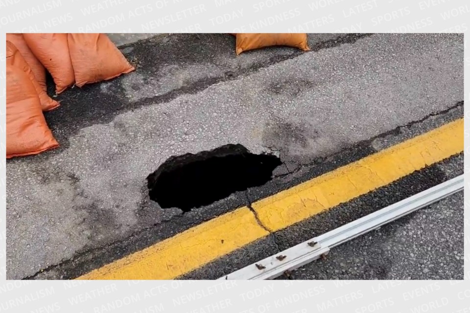 The sinkhole causing lane closures on Highway 400.