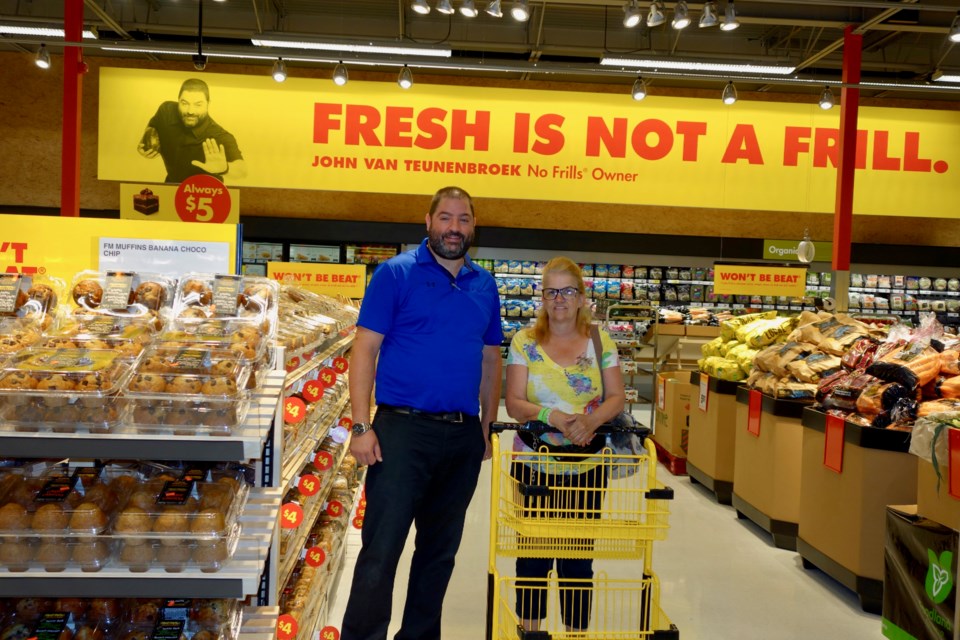 2019-08-22-no-frills-owner-customer-dk.jpeg;w=960;h=640;bgcolor=000000
