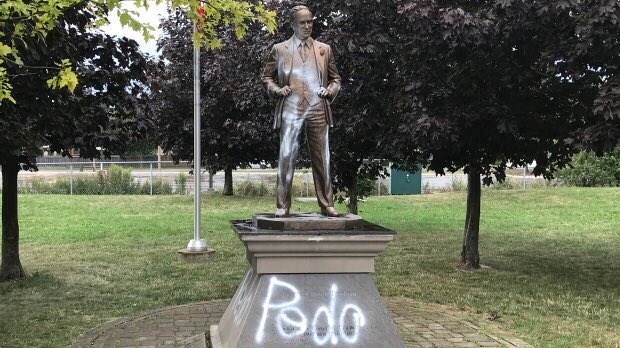 2020 08 16 Trudeau statue vandalized
