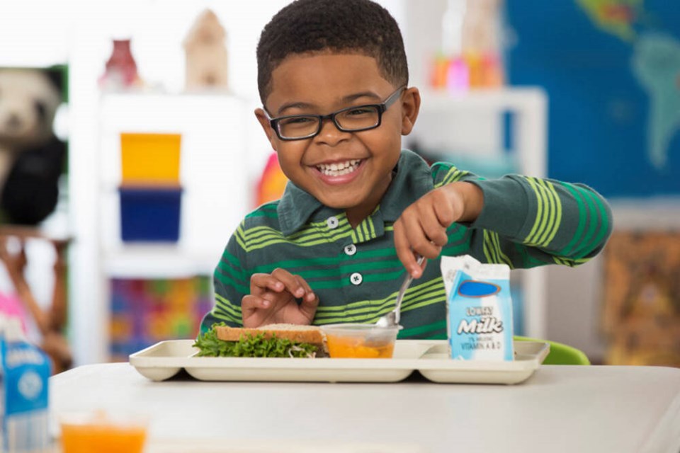web1_boyschoollunchclassroom