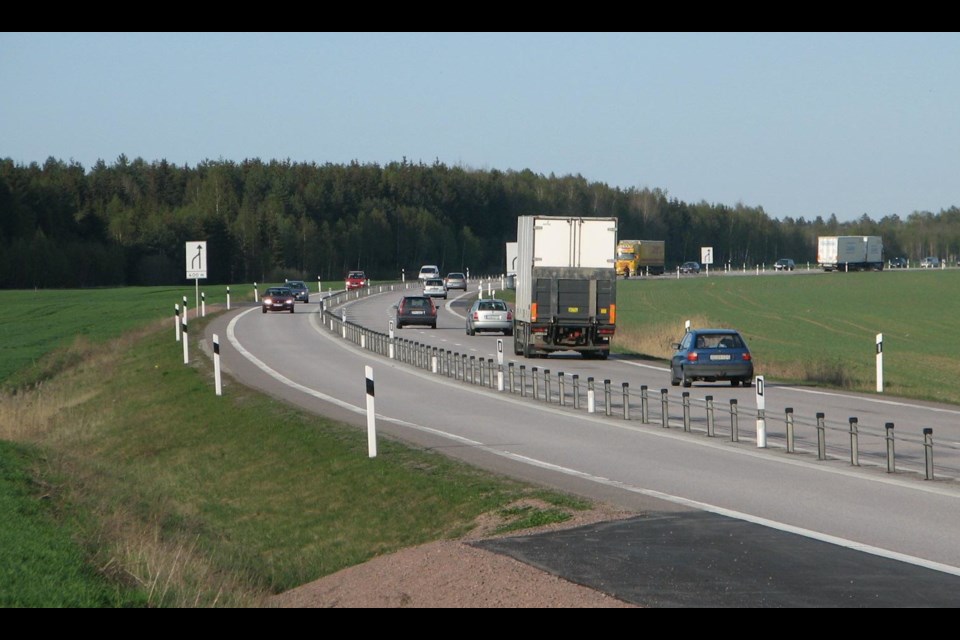 2+1 Highway with a cable barrier in Sweden (Joel Torsson/Wikipedia)