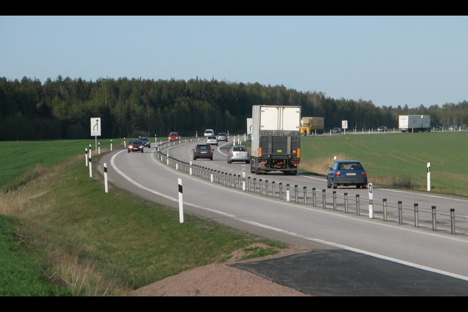 2+1 Highway with a cable barrier in Sweden (Joel Torsson/Wikipedia)