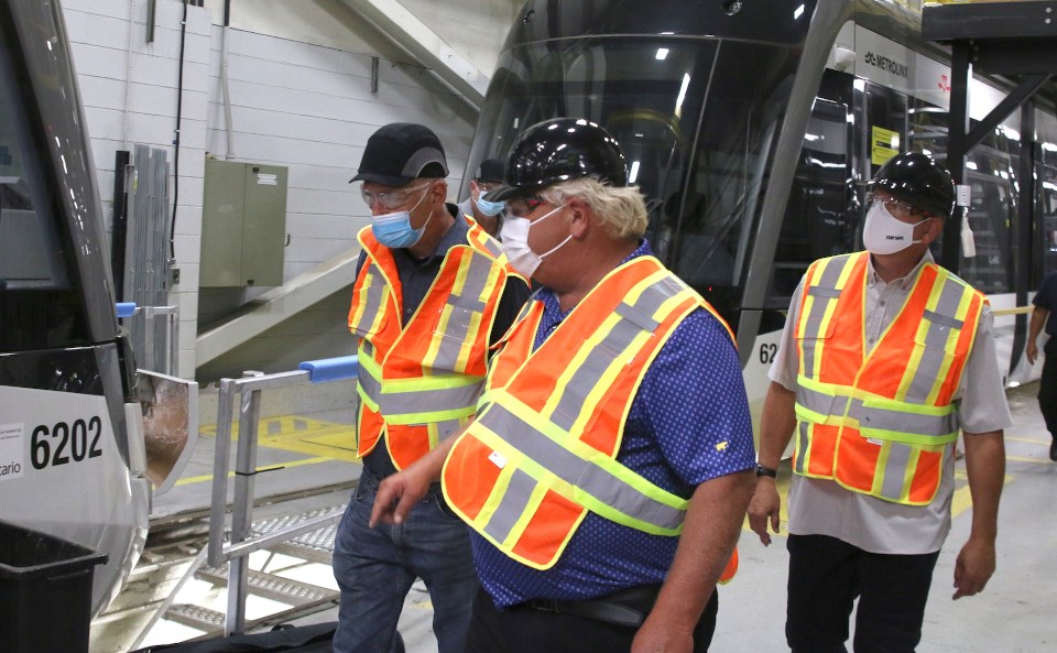 “Otterremo più ordini”, ha detto Ford ai lavoratori degli autobus ferroviari di Thunder Bay durante la visita.