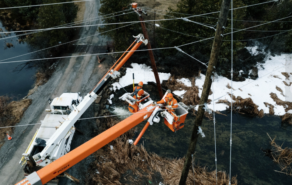 hydro-one-pole-repairs-hydro-one-facebook-photo