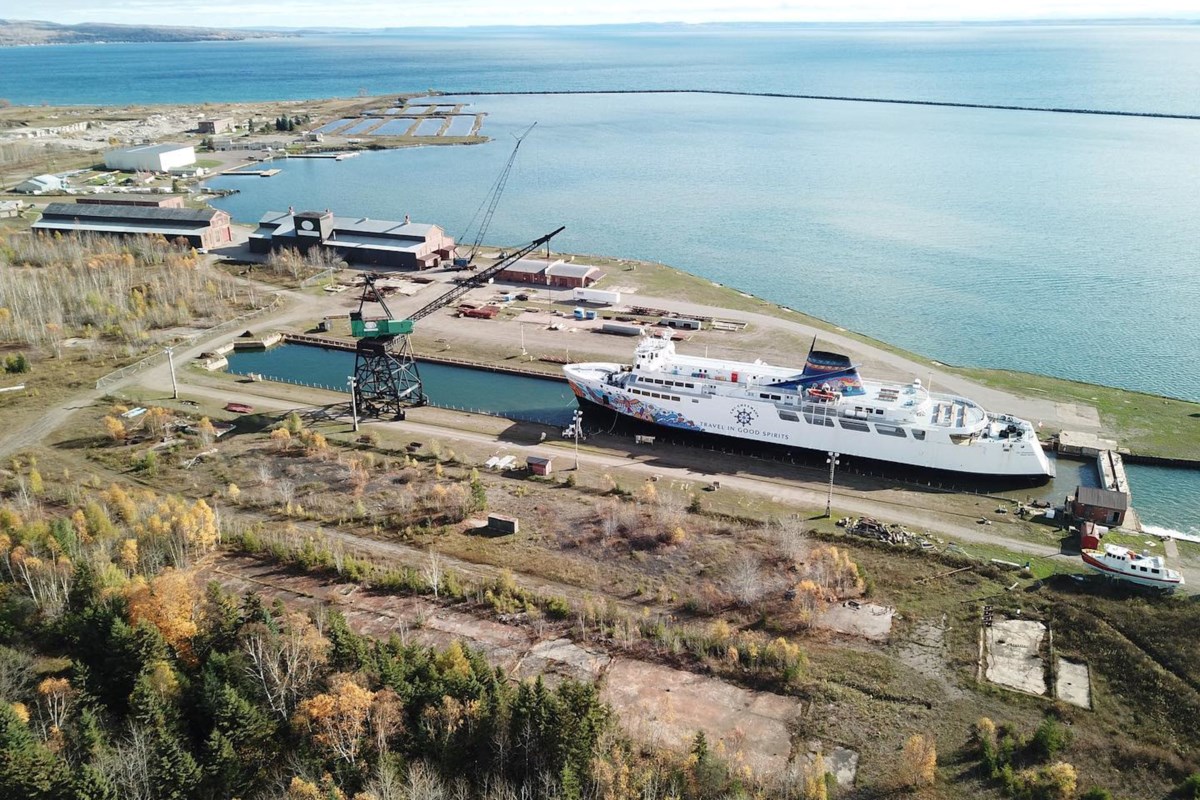 El barco de la isla de Manitoulin resultó dañado en un incendio en el astillero de Thunder Bay