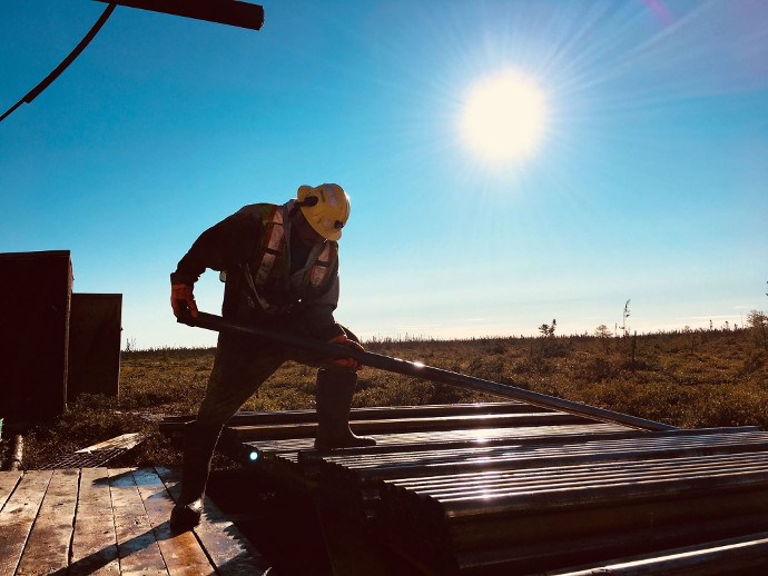 Driller's assistant Wayne Suganaqueb works on Noront Resources' 2018 exploration program at McFauld's Lake in the Ring of Fire. (Noront photo)