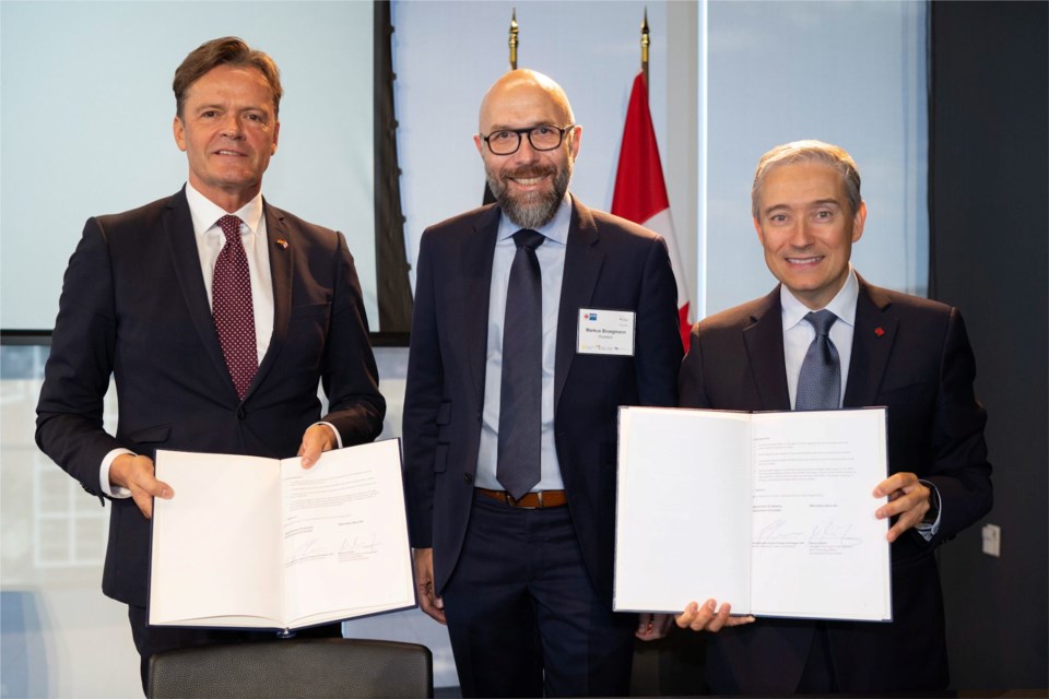 (l-r) Mercedes-Benz technology officer Markus Schaefer, Rock Lithium CEO Markus Bruegmann and federal Innovation, Science and Industry Minister François-Philippe Champagne set up a Canada-Germany lithium supply chain (Supplied)