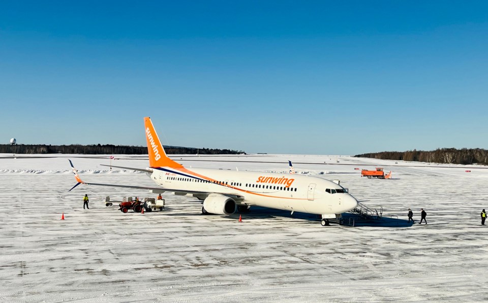 sunwing-flight-at-soo-airport-ssm-airport-photo