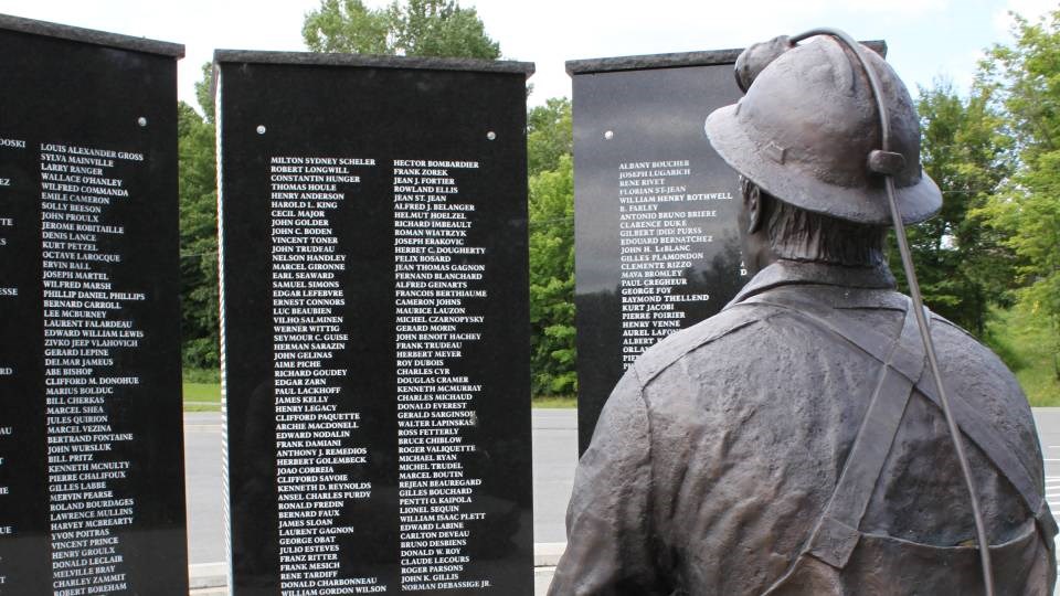 miners_memorial_closeup