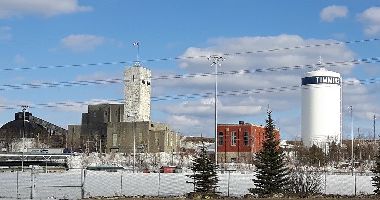 Hollinger-headframe-and-Timmins-water-tower-by-Bob-McIntyre-1