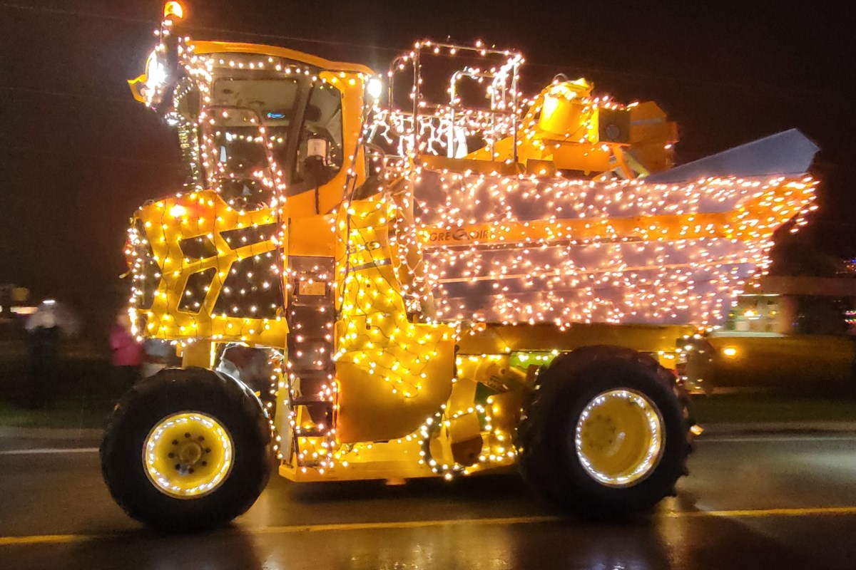 Thousands turn out for Virgil's famous tractor parade Thorold News