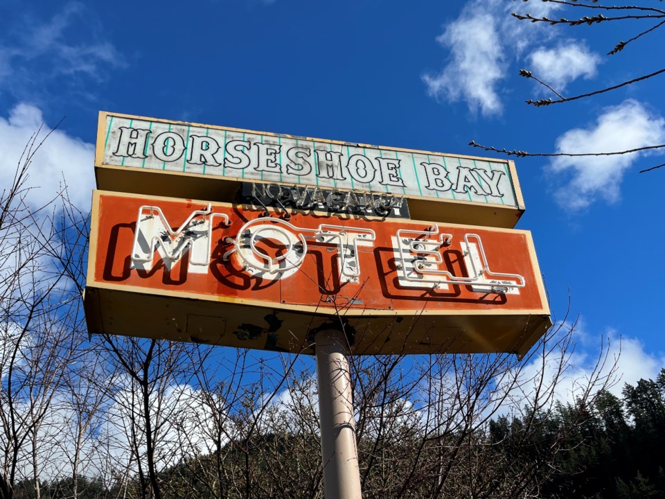 Horseshoe Bay Motel sign