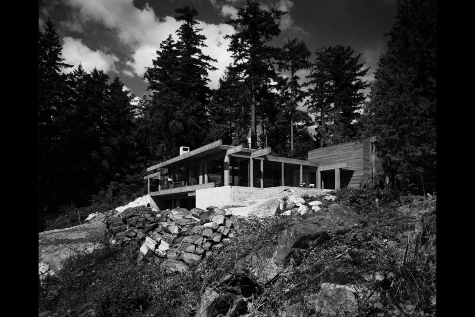Smith House II was built in 1966 after being designed by Arthur Erickson. It was commissioned by West Vancouver artist Gordon Smith and his wife Marion.