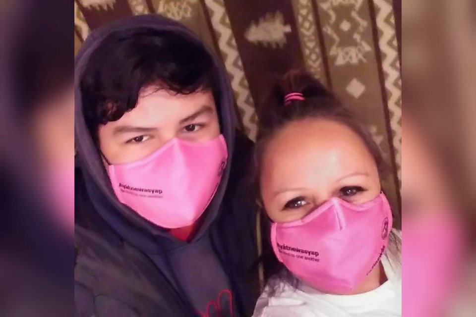 鶹Nation community members show off their pink masks to mark Canada’s Anti-Bullying Awareness Day - Pink Shirt Day.