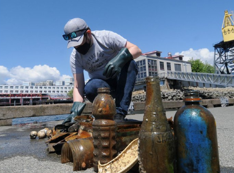Divers for Cleaner Lakes and Oceans did an underwater cleanup of Burrard Inlet around St Roch Dock and removed 140lbs of garbage from the ocean floor. 
