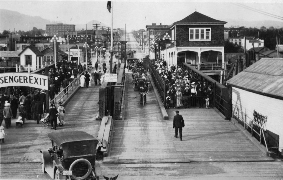 ferry-wharf-crowds-and-automobiles-1914-nvma-2976