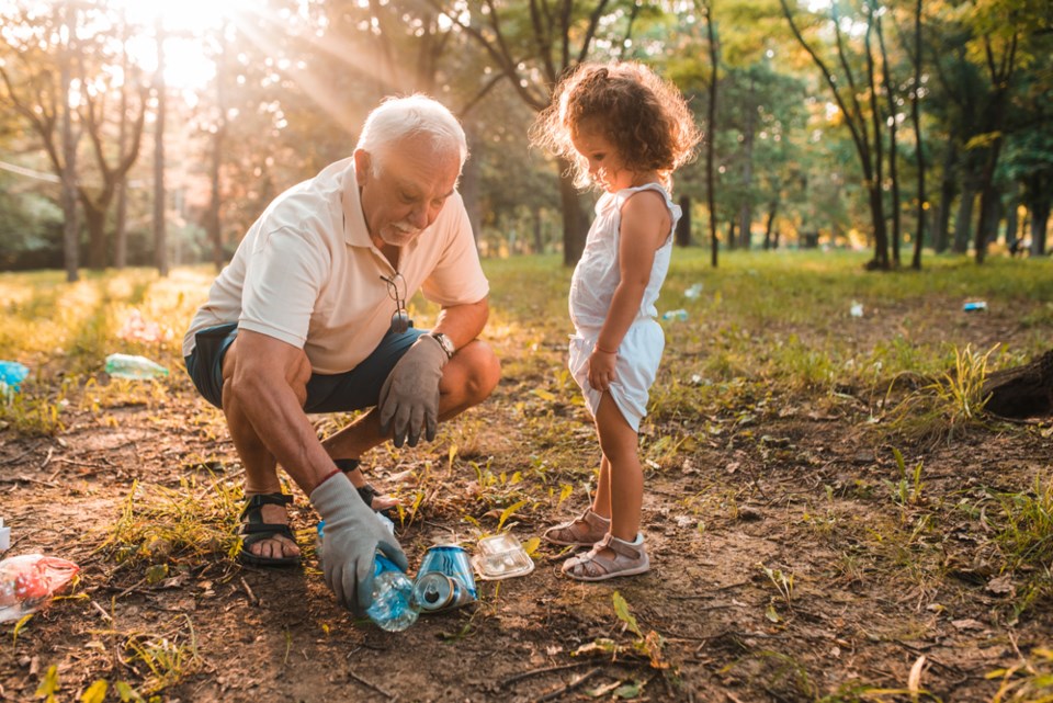 Senior volunteering GettyImages-1160028767 WEB