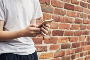 Ontario to ban cellphones in class, block access to social media at school