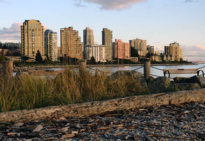 web1_west-vancouver-waterfront-condo-scenic_1