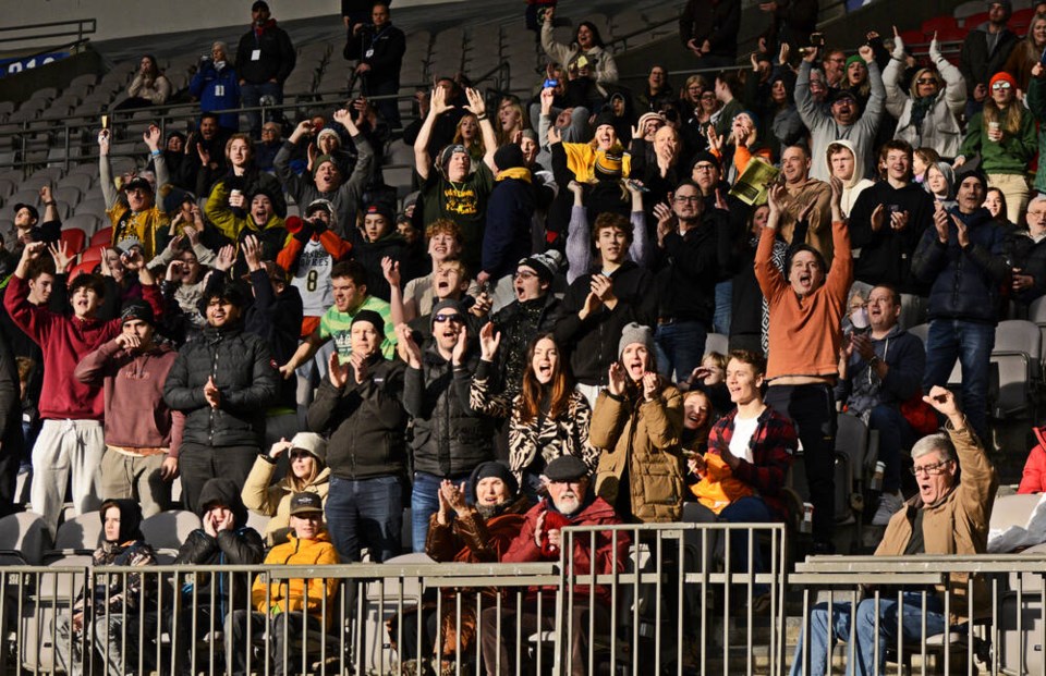 web1_windsor-football-champions-crowd