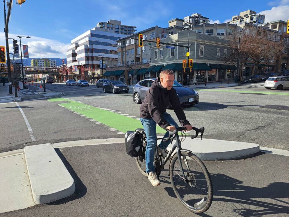 web1_esplanade-cyclist-north-vancouver