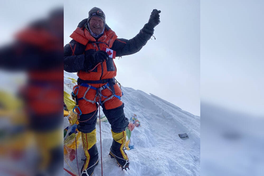 Hombre de North Vancouver alcanza la cumbre del Everest en el año más mortífero