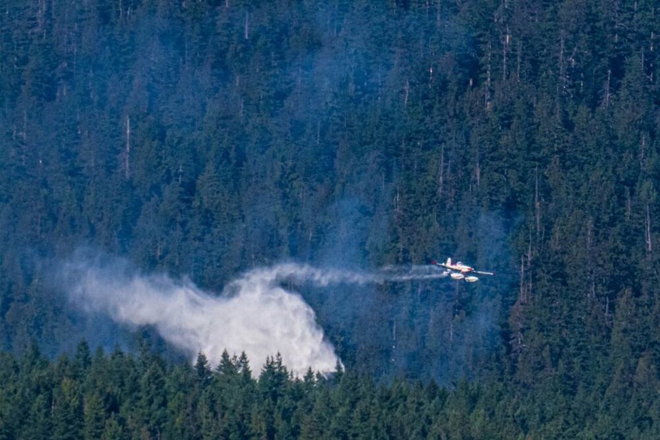 web1_mt-seymour-wildfire-water-bomber-close-mark-teasdale