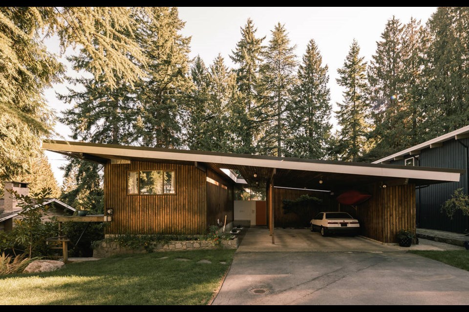 Gaultハウス Mid-century modern home lists for $2.5M in North Vancouver