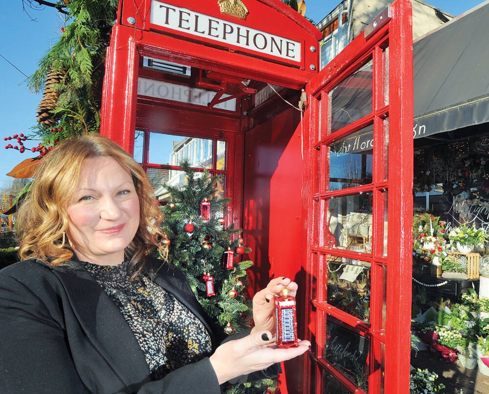 web1_christmas-phone-booth-01