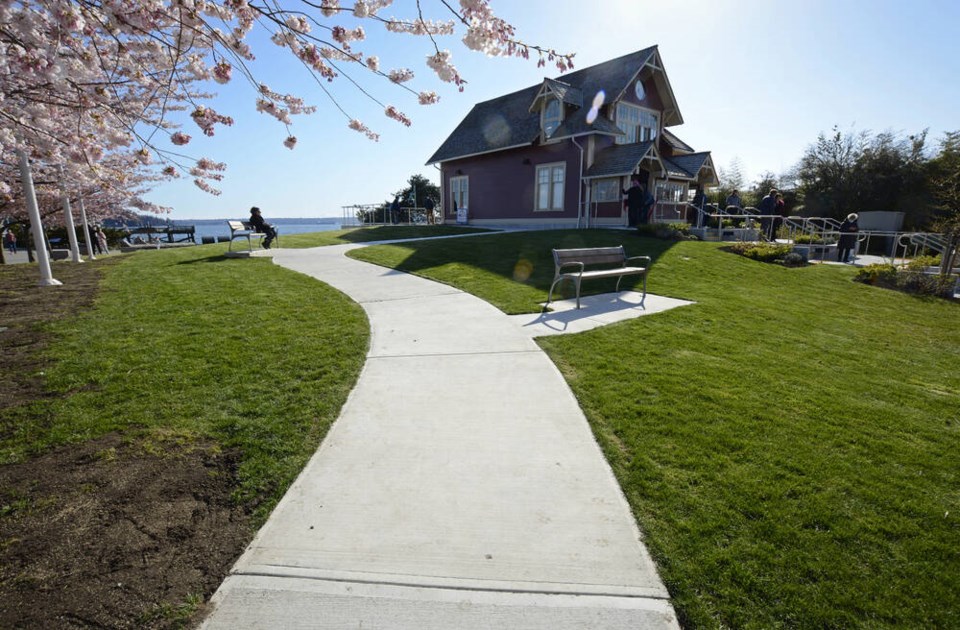 web1_ferry-building-gallery-west-vancouver-accessible-path