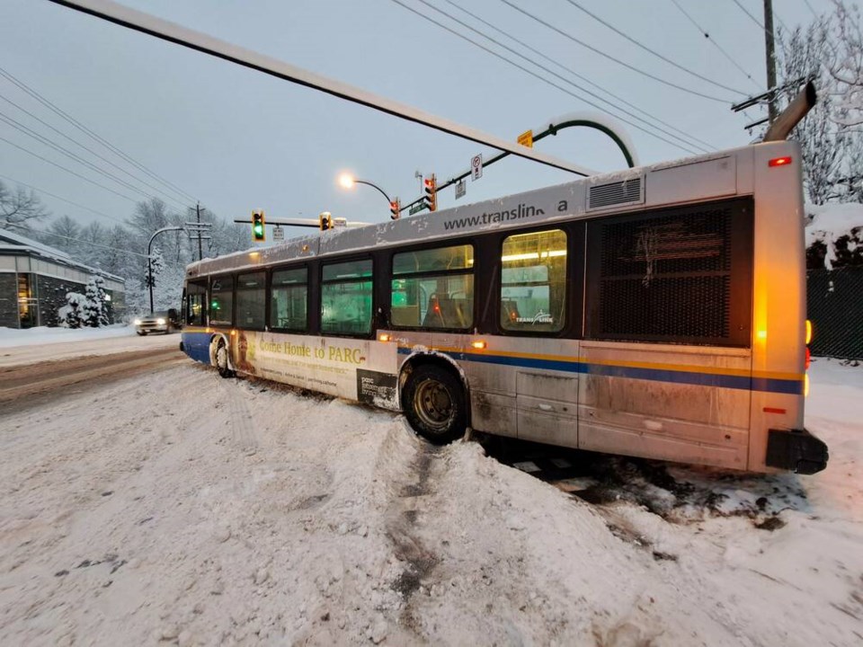 web1_bus-in-snow-north-van-dec20