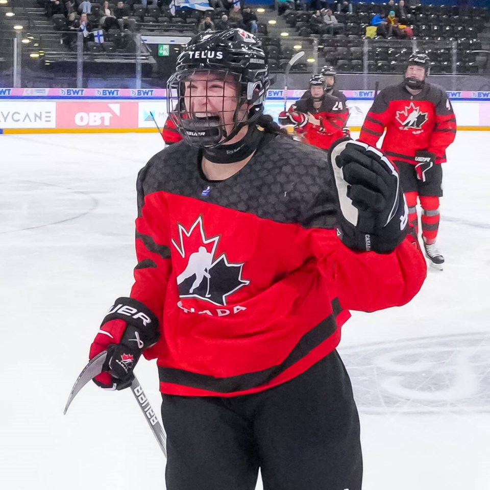 web1_chloe-primerano-hat-trick-iihf