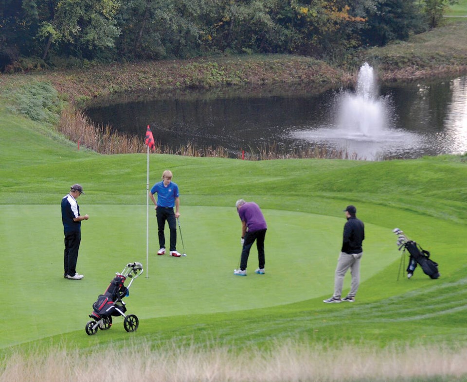 web1_northlands-golfers-on-putting-green