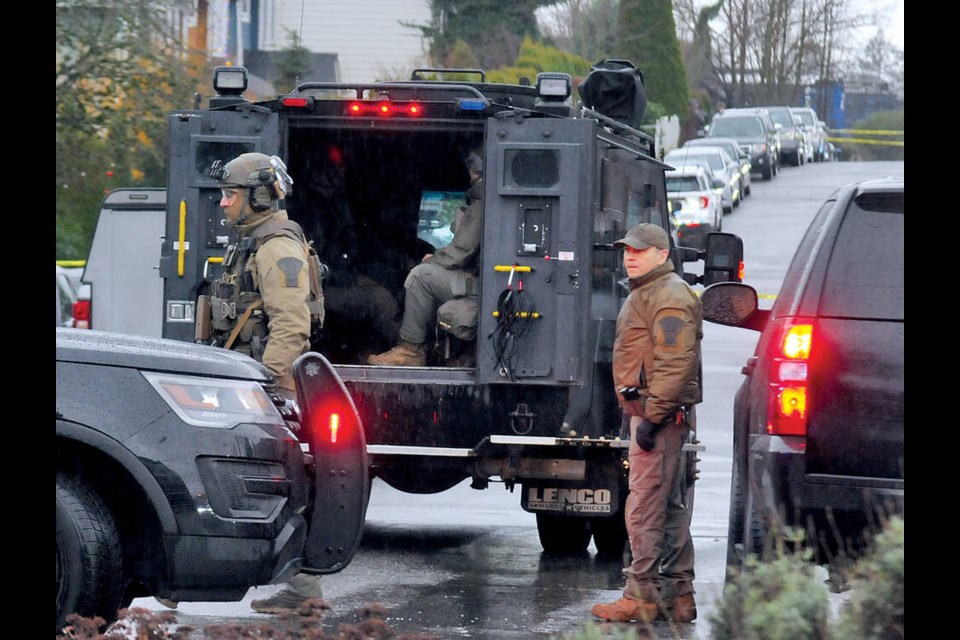 North Vancouver RCMP and ERT members respond to a police incident in Central Lonsdale, Jan. 5, 2023. | Paul McGrath / North Shore News 