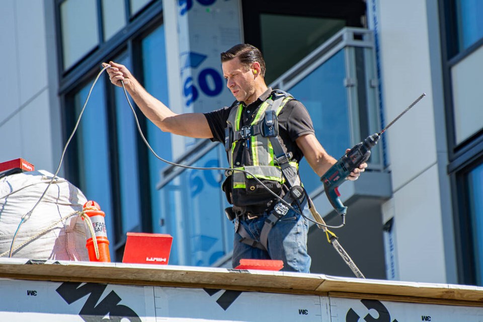 web1_24-4-19-construction-worker-wires