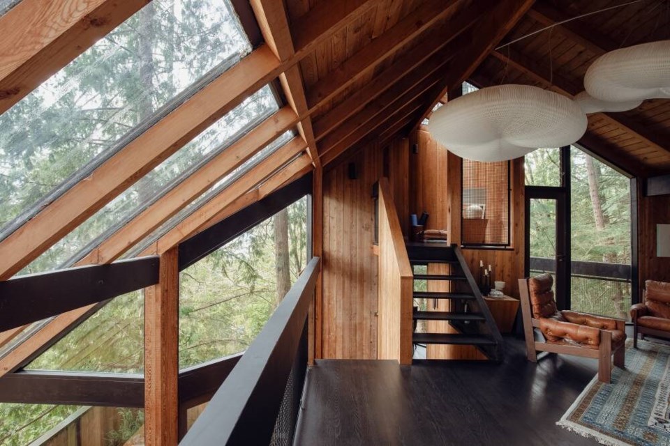 Windows on all sides let light into the upper floor. | Courtesy of West Coast Modern